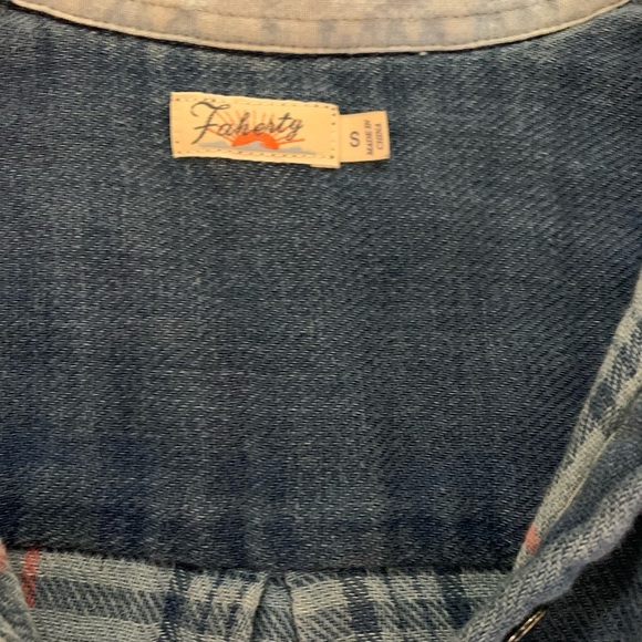 Faherty Brand Sunfaded Indigo button down Shirt women's small - Picture 5 of 6